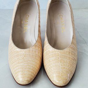 Vintage Chanel cream colored leather pumps size 8